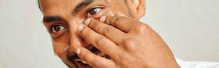 Jak dbać o profesjonalny wygląd w pracy? Pielęgnacja i stylizacja męska z użyciem olejku do brody i glinki do włosów.